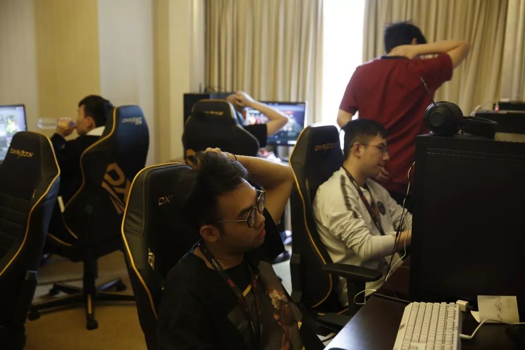 你无法击败 T1 ，更不用说T2了！ ThunderTalk Gaming 在第一场比赛中以激烈的早期和晚期失败以及混乱的团战击败了 Bilibili Gaming 。