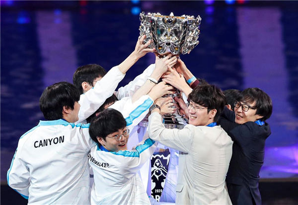 白露水人无力拯救天空。手握飞机和 Satan ，他的输出爆炸，XG晋级主赛事