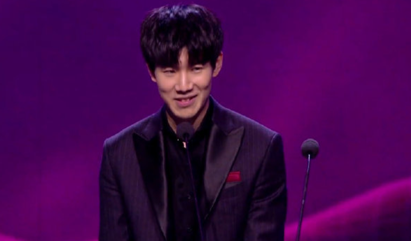 CRISP 变成了牛肉礼盒， Hope 表现完美， Anyone's Legend 以 11 分赢得了第一局