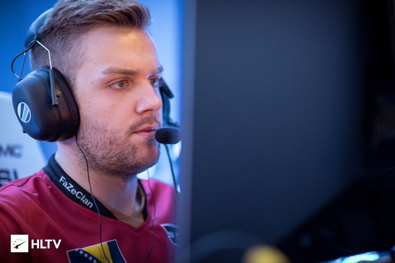 LPL主持夏安微博晒照：回家咯，忙碌但快乐的几天