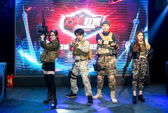 2025LPL全明星周末正赛海报：阳光沙滩，少年逐浪