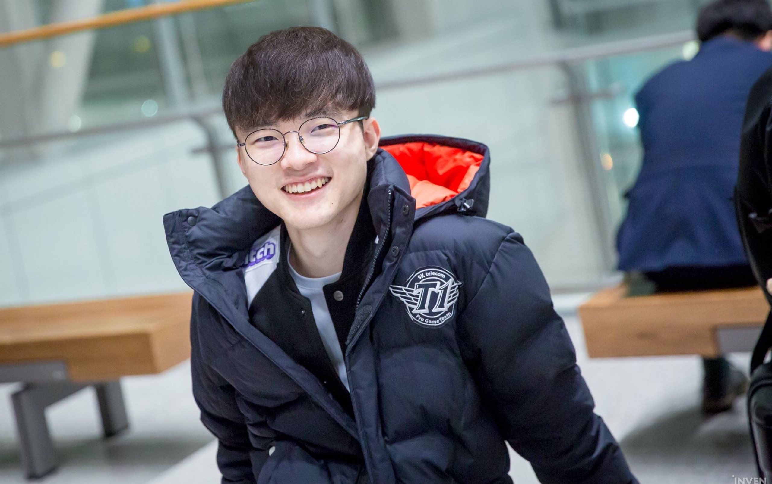 LPL春季赛今日首发名单：TES维持上场阵容不变 Xiaohu对上Rookie