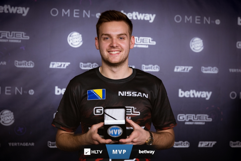 JDG赛后群访 教练：选手们表现很出色了 BP部分处于一些劣势