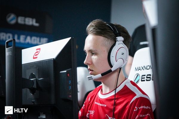 LPL解说瞳夕分享照片：是自由的感觉，海的那边是什么？